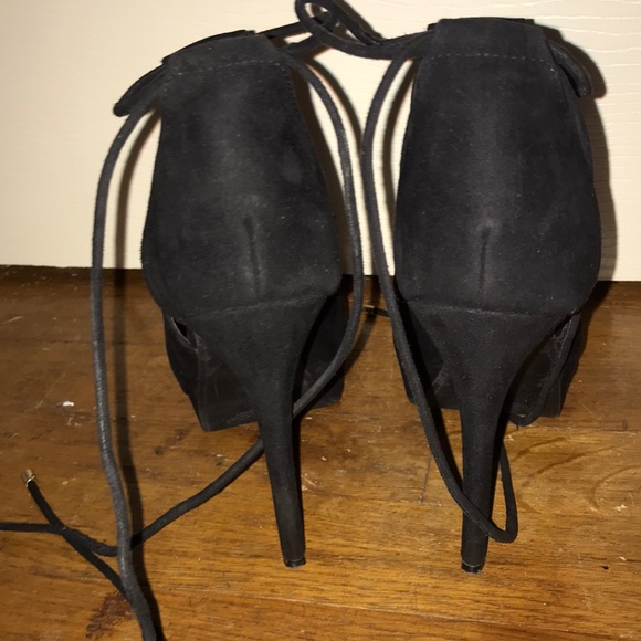 Black heels - Picture 3 of 3